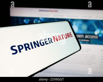 24. Oktober 2024, Deutschland: In dieser Fotoabbildung ist ein Handy mit dem Logo des akademischen Verlags Springer Nature auf dem Bildschirm vor der Business-Website zu sehen. (Credit Image: © Timon Schneider/SOPA Images via ZUMA Press Wire) NUR REDAKTIONELLE VERWENDUNG! Nicht für kommerzielle ZWECKE! Stockfoto