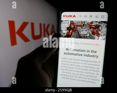 24. Oktober 2024, Deutschland: In dieser Fotoabbildung hält eine Person ein Handy mit der Webseite des deutschen Industrieautomationsunternehmens Kuka AG auf dem Bildschirm mit Logo. (Credit Image: © Timon Schneider/SOPA Images via ZUMA Press Wire) NUR REDAKTIONELLE VERWENDUNG! Nicht für kommerzielle ZWECKE! Stockfoto
