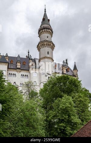 SCHWANGAU, DEUTSCHLAND - 23. MAI 2024: Dies ist der höchste Turm des berühmten romantischen Schlosses Neuschwanstein des bayerischen Königs Ludwig II. (XIX Jahrhundert) Stockfoto