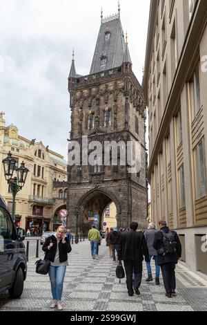 PRAG, TSCHECHISCH - 26. OKTOBER 2023: Dies ist ein Blick auf den Pulverturm von der Celetna Straße. Stockfoto