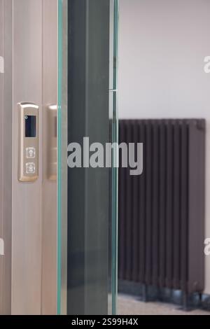 Moderne Aufzugstür und Kühlerdetails Stockfoto