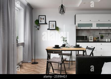 Modernes Apartment mit Küche und Essbereich Stockfoto