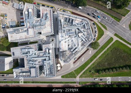 Blick von oben auf moderne Bürogebäude mit Dachinfrastruktur Stockfoto