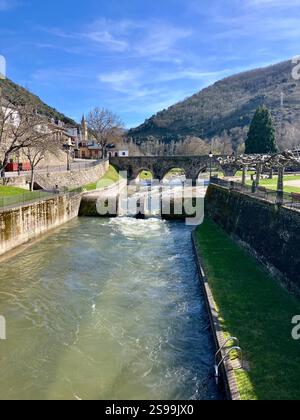 Río Meruelo, Molinaseca mit der Puente de los Peregrinos (Pilgerbrücke) im Hintergrund Stockfoto