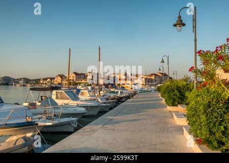 Malerische Uferpromenade der bezaubernden Stadt Tribunj an der Adria, Kroatien Stockfoto