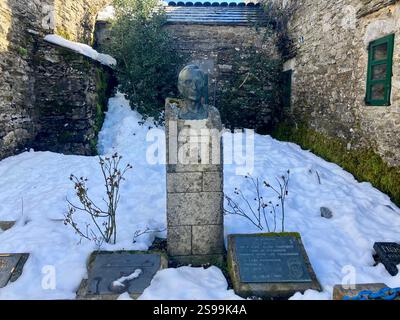 Die Statue von Don Elías Valiña Sampedro, O Cebreiro, Galicien, Spanien Stockfoto