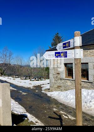 Signpsosts im Schnee: O Cebreiro, Galicien Stockfoto