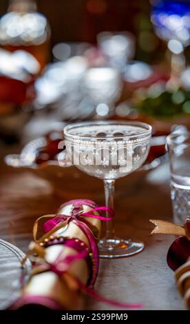 Vintage-Gläser und festliche Tischdekoration mit festlichen Crackern Stockfoto