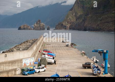 Hafen in Porto Moniz Madeira, Portugal mit Booten und felsiger Küste Stockfoto