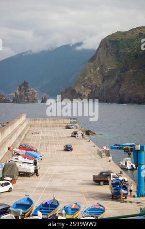 Hafen in Porto Moniz Madeira, Portugal mit Booten und felsiger Küste Stockfoto