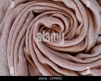 Stoff als Hintergrund in Mocha Mousse Farbe des Jahres 2025 mit Erdton. Abstraktes Hintergrundbild. Mocha Mousse Tan Textur abstrakt Stockfoto