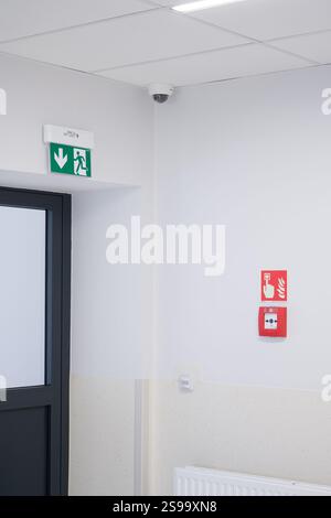 Sicherheits- und Sicherheitssysteme in einem modernen Gebäudeinnenraum Stockfoto