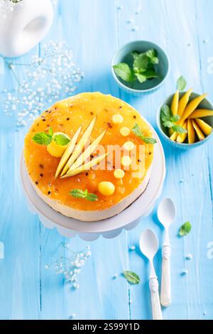 Süßer und leckerer Käsekuchen mit Mango und Käse. Mango-Käsekuchen mit Vanille und Früchten. Stockfoto