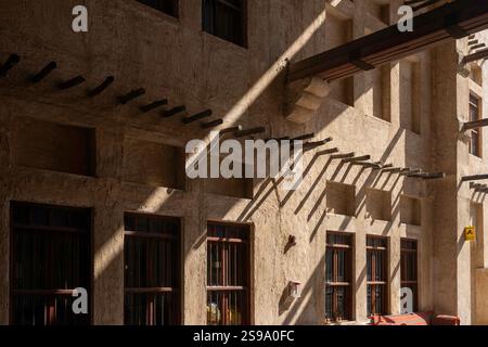 Historische Gebäude, in dem Stall mit arabischen Pferden in der Nähe von Falcon Souq in Doha, Katar. Stockfoto