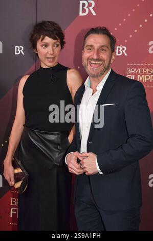 Julia Koschitz und Tim Seyfi bei der Verleihung des 46. Bayerische Filmpreise 2024 im Prinzregententheater. München, 24.01.2025 *** Julia Koschitz und Tim Seyfi bei der Verleihung des Bayerischen filmpreises 46 2024 im Prinzregententheater München, 24 01 2025 Foto:XB.xInsingerx/xFuturexImagex filmpreis 5237 Stockfoto