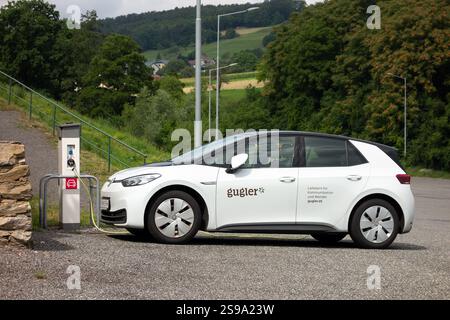 LEIBEN, ÖSTERREICH - 31. JULI 2021: Elektroauto Volkswagen ID.3 wird langsam geladen Stockfoto