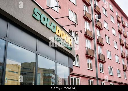 OSTRAVA, TSCHECHISCHE REPUBLIK - 20. OKTOBER 2023: Ladenfront der Firma SoloDoor, die Türen und Türrahmen in Tschechien herstellt Stockfoto