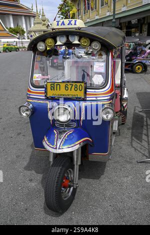 TukTuk Taxi vor Wat Pho, Tempel des liegenden Buddha, Bangkok, Thailand, Asien Stockfoto