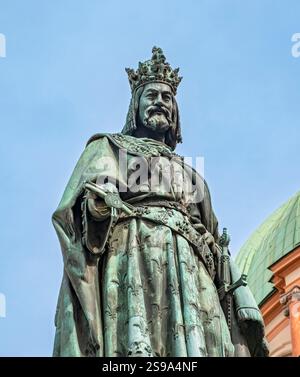 Statue von Karl IV. In der Nähe der Karlsbrücke, Prag - Praha, Tschechische Republik Stockfoto