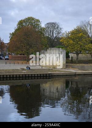 Ruine des Marygate Water Tower am Ufer des Flusses Ouse (Blick über das Wasser) und Reflektionen von Bäumen am Fluss - landschaftlich reizvolle York, North Yorkshire, England, Großbritannien. Stockfoto