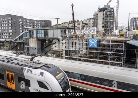 Umbau und Sanierung des S-Bahnhofs Düsseldorf-Wehrhahn, umfangreiche Arbeiten an Bahnsteigen, Gleisen, Bahnhofsgebäude, teilweise erheblich Stockfoto