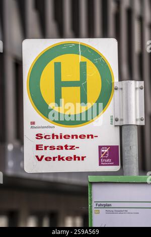 Schienenersatzservice durch Busse bei Umbau und Sanierung des S-Bahnhofs Düsseldorf-Wehrhahn, umfangreiche Arbeiten an Bahnsteigen, Gleisen, Stollen Stockfoto