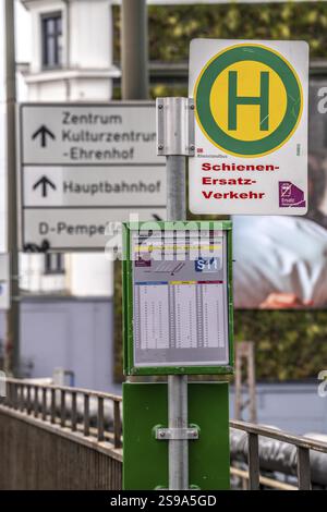 Schienenersatzservice durch Busse bei Umbau und Sanierung des S-Bahnhofs Düsseldorf-Wehrhahn, umfangreiche Arbeiten an Bahnsteigen, Gleisen, Stollen Stockfoto