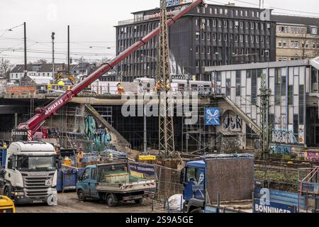 Umbau und Sanierung des S-Bahnhofs Düsseldorf-Wehrhahn, umfangreiche Arbeiten an Bahnsteigen, Gleisen, Bahnhofsgebäude, teilweise erheblich Stockfoto