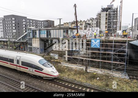 Umbau und Sanierung des S-Bahnhofs Düsseldorf-Wehrhahn, umfangreiche Arbeiten an Bahnsteigen, Gleisen, Bahnhofsgebäude, teilweise erheblich Stockfoto