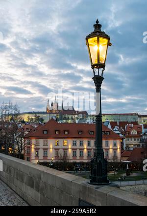 Beleuchtete Straßenbeleuchtung und Prager Burg, Praha, Tschechische Republik Stockfoto