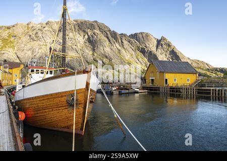Hafen im Fischerdorf Nusfjord, Lofoten, Norwegen, Europa Stockfoto