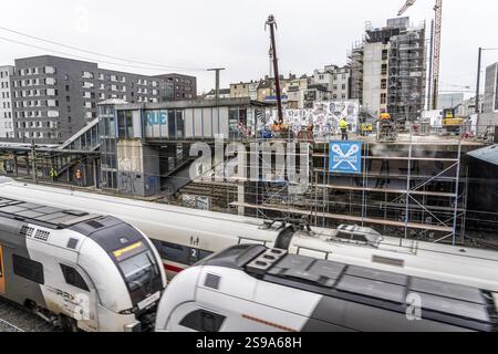 Umbau und Sanierung des S-Bahnhofs Düsseldorf-Wehrhahn, umfangreiche Arbeiten an Bahnsteigen, Gleisen, Bahnhofsgebäude, teilweise erheblich Stockfoto