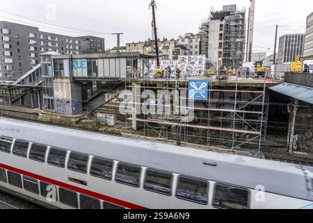 Umbau und Sanierung des S-Bahnhofs Düsseldorf-Wehrhahn, umfangreiche Arbeiten an Bahnsteigen, Gleisen, Bahnhofsgebäude, teilweise erheblich Stockfoto