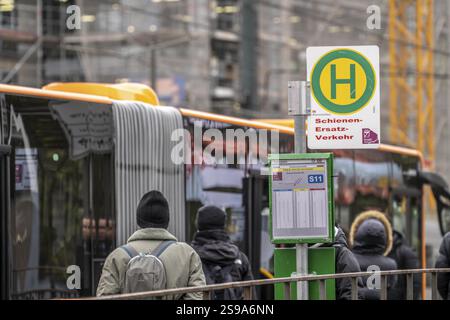 Schienenersatzservice durch Busse bei Umbau und Sanierung des S-Bahnhofs Düsseldorf-Wehrhahn, umfangreiche Arbeiten an Bahnsteigen, Gleisen, Stollen Stockfoto