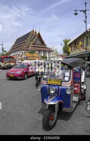 TukTuk Taxi vor Wat Pho, Tempel des liegenden Buddha, Bangkok, Thailand, Asien Stockfoto