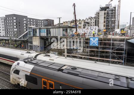 Umbau und Sanierung des S-Bahnhofs Düsseldorf-Wehrhahn, umfangreiche Arbeiten an Bahnsteigen, Gleisen, Bahnhofsgebäude, teilweise erheblich Stockfoto