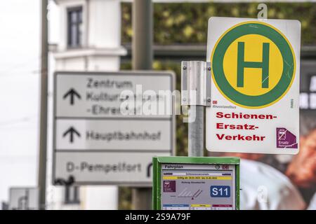 Schienenersatzservice durch Busse bei Umbau und Sanierung des S-Bahnhofs Düsseldorf-Wehrhahn, umfangreiche Arbeiten an Bahnsteigen, Gleisen, Stollen Stockfoto