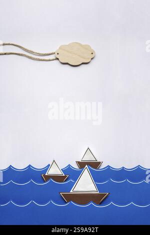 Kreatives Valentinstag-Konzeptfoto von Booten auf dem Meer aus Papier auf weißem Hintergrund Stockfoto