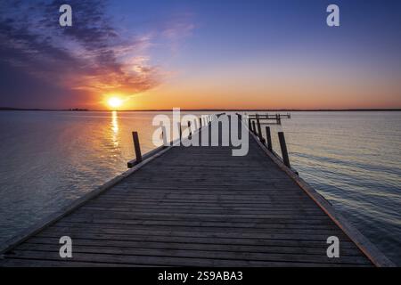 Wunderschöner romantischer farbenfroher Sonnenuntergang über einem ruhigen See Stockfoto