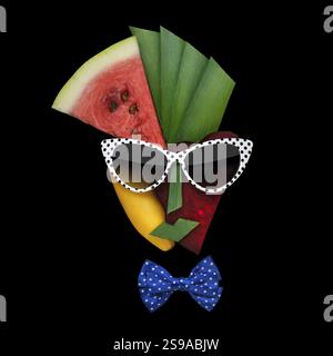 Kreatives Konzeptfoto eines weiblichen Gesichts im kubistischen Stil mit Sonnenbrille aus Obst und Gemüse, auf schwarzem Hintergrund Stockfoto