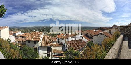 Ländliche Landschaft einer kleinen spanischen Stadt mit Blick auf die Berge. Morella in Spanien. Panoramablick Stockfoto