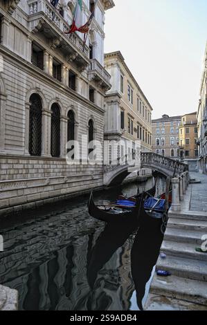 Stadtbild von Venedig. Blick auf den Kanal und das Äußere der Häuser Stockfoto