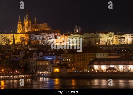 Prag, Tschechische Republik 12. Dezember 2023, der Blick auf die beleuchtete Prager Burg bei Nacht Stockfoto