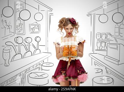 Die junge Frau des Oktoberfestes trägt ein traditionelles bayerisches Dirndl-Kleid und serviert zwei Bierbecher auf grauen, skizzenhaften Bartheken mit Barkeeper Stockfoto