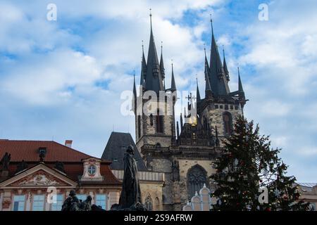 Ein großer Tannenbaum vor der Tyn-Kirche in Prag Stockfoto