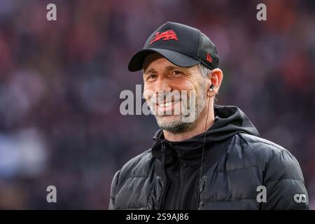 25. Januar 2025, Sachsen, Leipzig: Fußball: Bundesliga, RB Leipzig - Bayer Leverkusen, 19. Spieltag, Red Bull Arena. Leipziger Trainer Marco Rose kommt für ein TV-Interview ins Stadion. Foto: Jan Woitas/dpa - WICHTIGER HINWEIS: Gemäß den Vorschriften der DFL Deutschen Fußball-Liga und des DFB Deutschen Fußball-Bundes ist es verboten, im Stadion und/oder des Spiels aufgenommene Fotografien in Form von sequenziellen Bildern und/oder videoähnlichen Fotoserien zu verwenden oder zu nutzen. Stockfoto