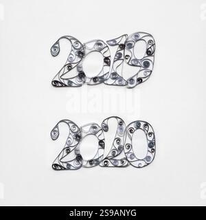 Creative Concept Fotoset mit 2019 und 2020 Schildern aus Papier auf weißem Hintergrund Stockfoto