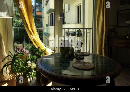 Romantischer Couchtisch, zwei Tassen Kaffee auf einem Marmortisch im Inneren eines klassischen Hauses Stockfoto