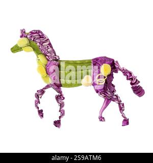 Ein Lebensmittelkonzept eines chinesischen Tierokalpferdes aus Obst und Gemüse vor weißem Hintergrund Stockfoto