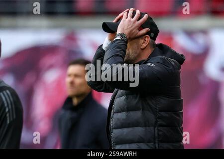 25. Januar 2025, Sachsen, Leipzig: Fußball: Bundesliga, RB Leipzig - Bayer Leverkusen, 19. Spieltag, Red Bull Arena. Leipziger Trainer Marco Rose reagiert auf der Touchline. Foto: Jan Woitas/dpa - WICHTIGER HINWEIS: Gemäß den Vorschriften der DFL Deutschen Fußball-Liga und des DFB Deutschen Fußball-Bundes ist es verboten, im Stadion und/oder des Spiels aufgenommene Fotografien in Form von sequenziellen Bildern und/oder videoähnlichen Fotoserien zu verwenden oder zu nutzen. Stockfoto